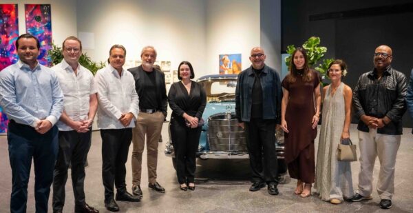 Ejecutivos de Autozama y artistas durante la exposición.