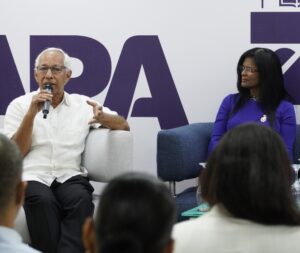 Exministro de Educación, Ángel Hernández, durante la presentación de su libro.