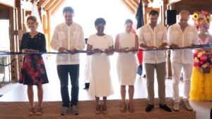 Ejecutivos y autoridades en corte de la cinta.