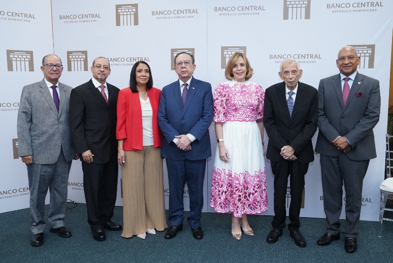 José Alcántara, Tulio Cordero, Vivian Jiménez, Héctor Valdez Albizu, Clarissa de la Rocha de Torres, Luis Beiro Álvarez y Ervin Novas Bello.
