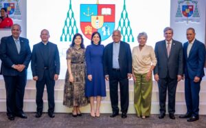 Monseñor Francisco Ozoria junto a representantes del empresariado.