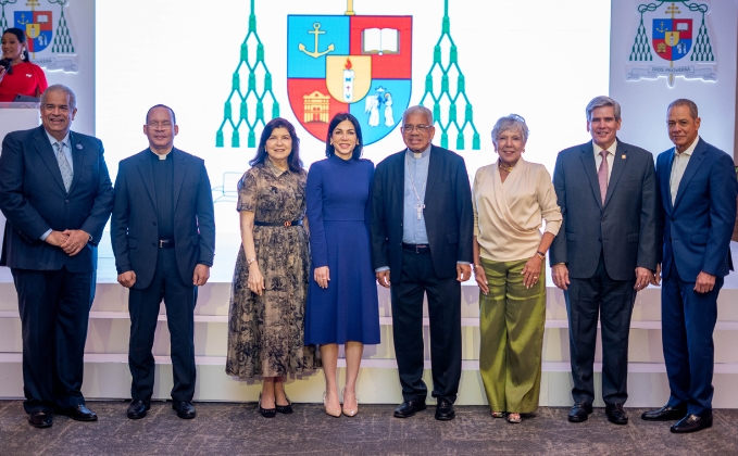 Monseñor Francisco Ozoria junto a representantes del empresariado.