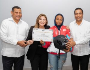 Nelson Núñez, Carolina Mejía y Víctor D’Aza  entregan certificado a repartidores.