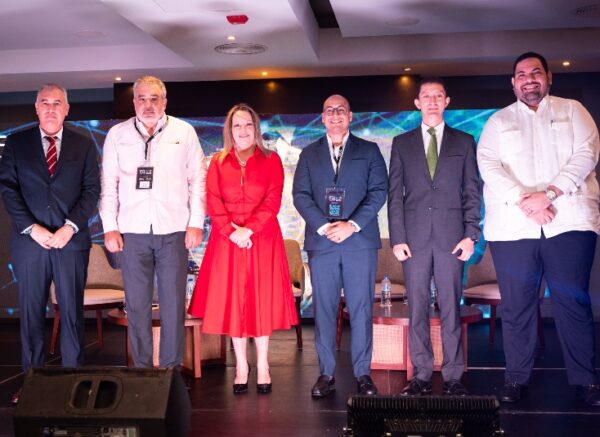 El evento contó con la presencia de  empresarios.