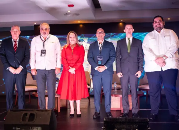 El evento contó con la presencia de  empresarios.