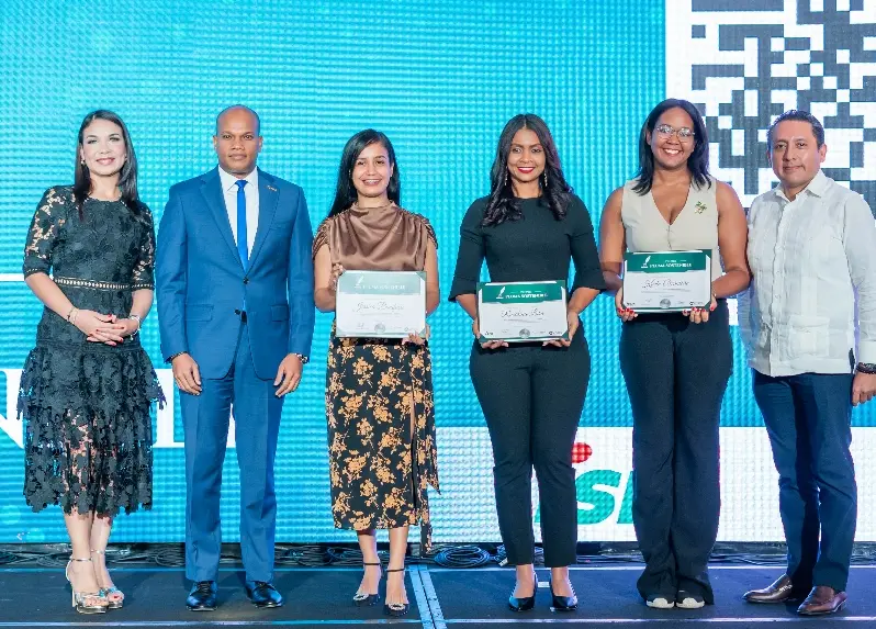 Autoridades de ISM y CAESCO junto a las periodistas con menciones especiales, Jessica Bonifacio, Rosalina Lora y Karla Alcántara.