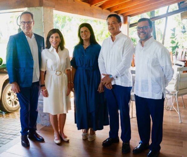 William J. Hochul Jr., Kathy Hochul, María del Carmen Santana de Cabrera, Wilfredo Cabrera y Luis R. Sepúlveda.