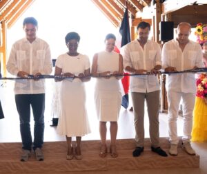 Ejecutivos del complejo en el corte de cinta.