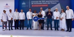 El presidente entregó  180 apartamentos en Hato del Yaque, una escuela básica y deja inaugurado el hospital HEMA.