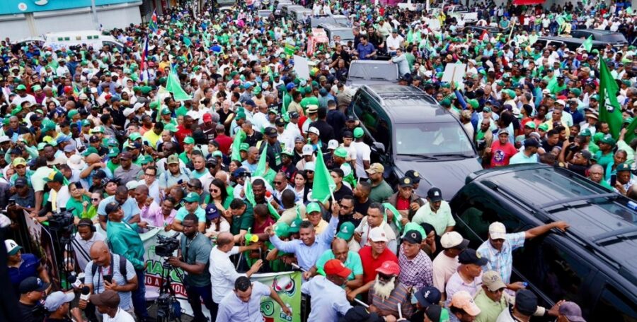 La marcha convocada por la Fuerza del Pueblo reunió a miles de militantes que  recorrieron sectores del Distrito Nacional.