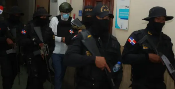 Santiago Hazim cuando era trasladado a la audiencia para la medida de coerción por el   caso Senasa.  Olga de la Cruz