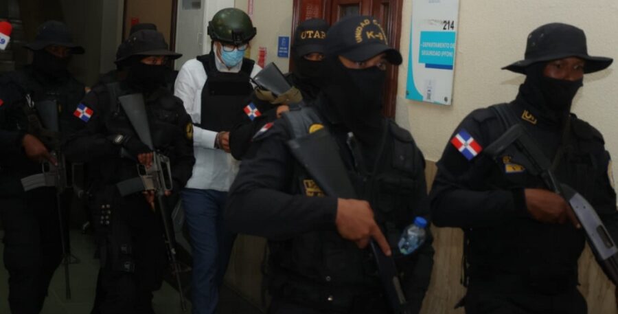 Santiago Hazim cuando era trasladado a la audiencia para la medida de coerción por el   caso Senasa.  Olga de la Cruz