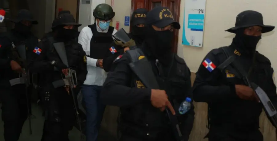 Santiago Hazim cuando era trasladado a la audiencia para la medida de coerción por el   caso Senasa.  Olga de la Cruz