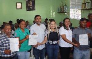 Algunos de los productores que recibieron sus cheques.