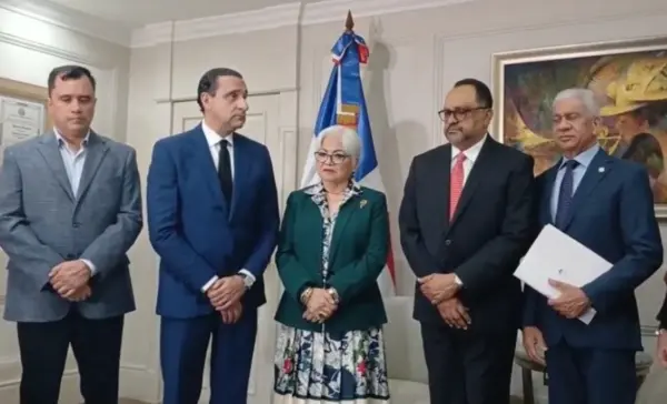 La Comisión de la Reforma Policial y el consultor jurídico del Ejecutivo entregaron proyecto.