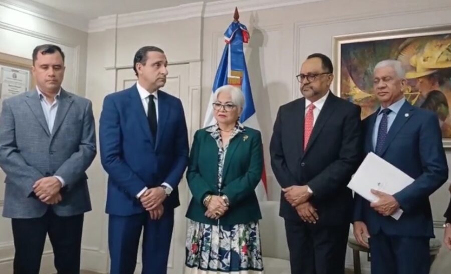 La Comisión de la Reforma Policial y el consultor jurídico del Ejecutivo entregaron proyecto.