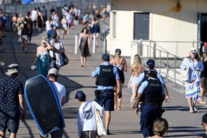 Policías patrullan la playa de Bondi, en Sídney, en una imagen de archivo.