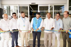 Autoridades cortan la cinta inaugural en la apertura Sirena Market Vista Cana.