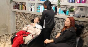 Los precios de los servicios estéticos en Navidad suelen subir de precio en estos comercios.