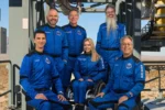 Fotografía tomada de la cuenta oficial en X @blueorigin donde se observa a Joey Hyde (i) Adonis Pouroulis (2-i) Hans Koenigsmann (3-i), Michaela (Michi) Benthaus (c), Jason Stansell (2-d) y Neal Milch (d), integrantes del programa New Shepard.