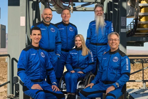 Fotografía tomada de la cuenta oficial en X @blueorigin donde se observa a Joey Hyde (i) Adonis Pouroulis (2-i) Hans Koenigsmann (3-i), Michaela (Michi) Benthaus (c), Jason Stansell (2-d) y Neal Milch (d), integrantes del programa New Shepard.