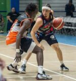 Club Centro-Albert Fernández, del club Centro, es marcado por José Castillo, defensor del club Antonio Guzmán.