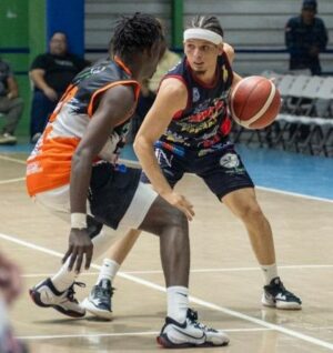 Club Centro-Albert Fernández, del club Centro, es marcado por José Castillo, defensor del club Antonio Guzmán.
