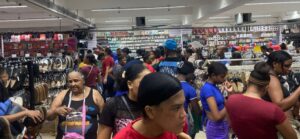 Un establecimiento comercial ubicado en la avenida Duarte se encontraba repleto de personas comprando piezas para vestir.