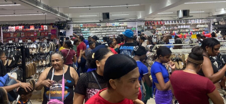 Un establecimiento comercial ubicado en la avenida Duarte se encontraba repleto de personas comprando piezas para vestir.