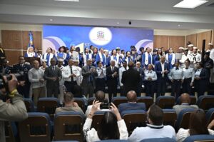 Uno e los Coroos participante junto al presidente del Senado