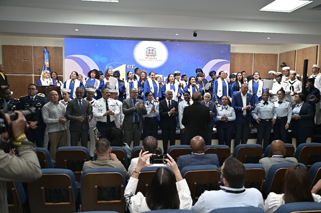 Uno e los Coroos participante junto al presidente del Senado