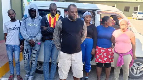 Ejército detiene a conductor con haitianos ilegales.