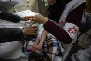 Médicos Sin Fronteras presta asistencia sanitaria en el campamento de Rafah, en el sur de la Franja de Gaza, en febrero de 2024