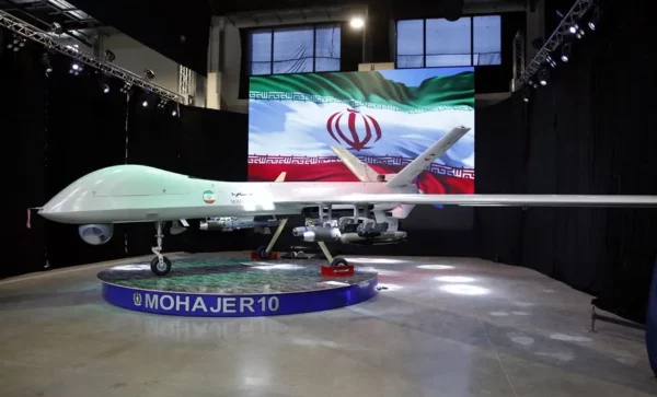 El nuevo dron iraní «Mohajer 10» se exhibe durante una ceremonia con motivo del Día de la Industria de Defensa de Irán, en una exposición en el Ministerio de Defensa en Teherán, Irán, en una fotografía de archivo.