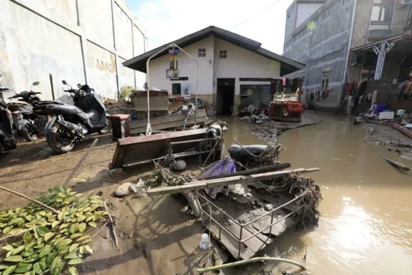 Una casa rodeada de barro en una aldea afectada por las inundaciones en la zona de Meureudu, Pidie Jaya, Aceh, Indonesia, el 2 de diciembre de 2025.