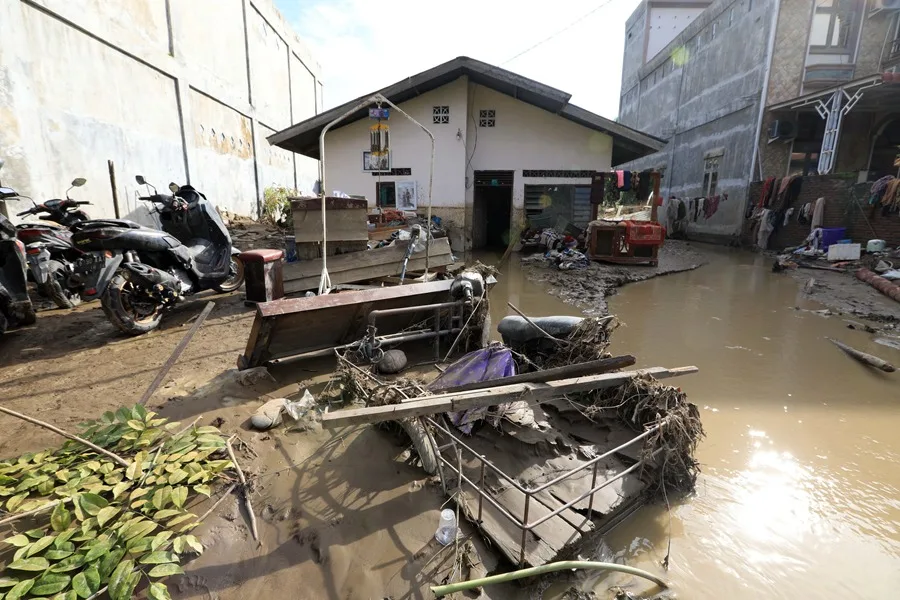 Una casa rodeada de barro en una aldea afectada por las inundaciones en la zona de Meureudu, Pidie Jaya, Aceh, Indonesia, el 2 de diciembre de 2025.