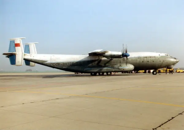 Avión Antanov An-22