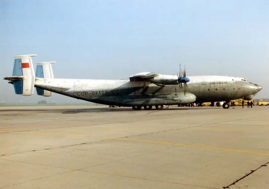 Avión Antanov An-22