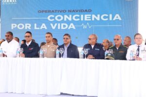 El general Juan Manuel Méndez García junto a otras autoridades durante el lanzamiento del operativo