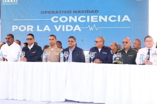 El general Juan Manuel Méndez García junto a otras autoridades durante el lanzamiento del operativo