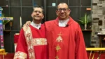 El padre Vidal Rivas con el diácono Francisco en la iglesia San Mateo de Hyattsville, Maryland, Estados Unidos.