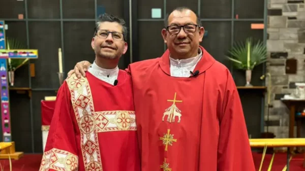 El padre Vidal Rivas con el diácono Francisco en la iglesia San Mateo de Hyattsville, Maryland, Estados Unidos.