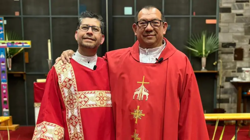El padre Vidal Rivas con el diácono Francisco en la iglesia San Mateo de Hyattsville, Maryland, Estados Unidos.