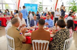 El presidente Luis Abinader compartiendo con periodistas