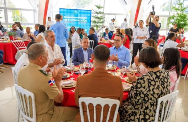 El presidente Luis Abinader compartiendo con periodistas