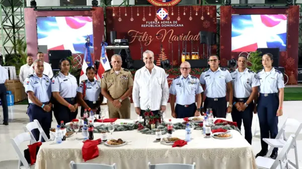 El presidente Luis Abinader junto a soldados de la Fuerza Aérea