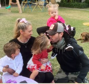 Enrique Iglesias junto a su familia
