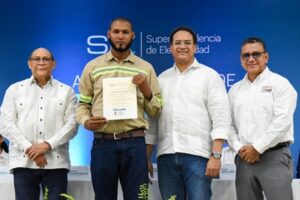 Entrega de certificdos junto a autoridades-SUPERINTENDENCIA DE ELECTRICIDAD