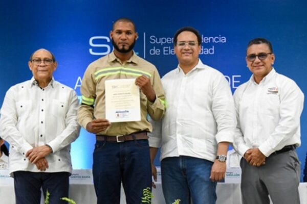 Entrega de certificdos junto a autoridades-SUPERINTENDENCIA DE ELECTRICIDAD