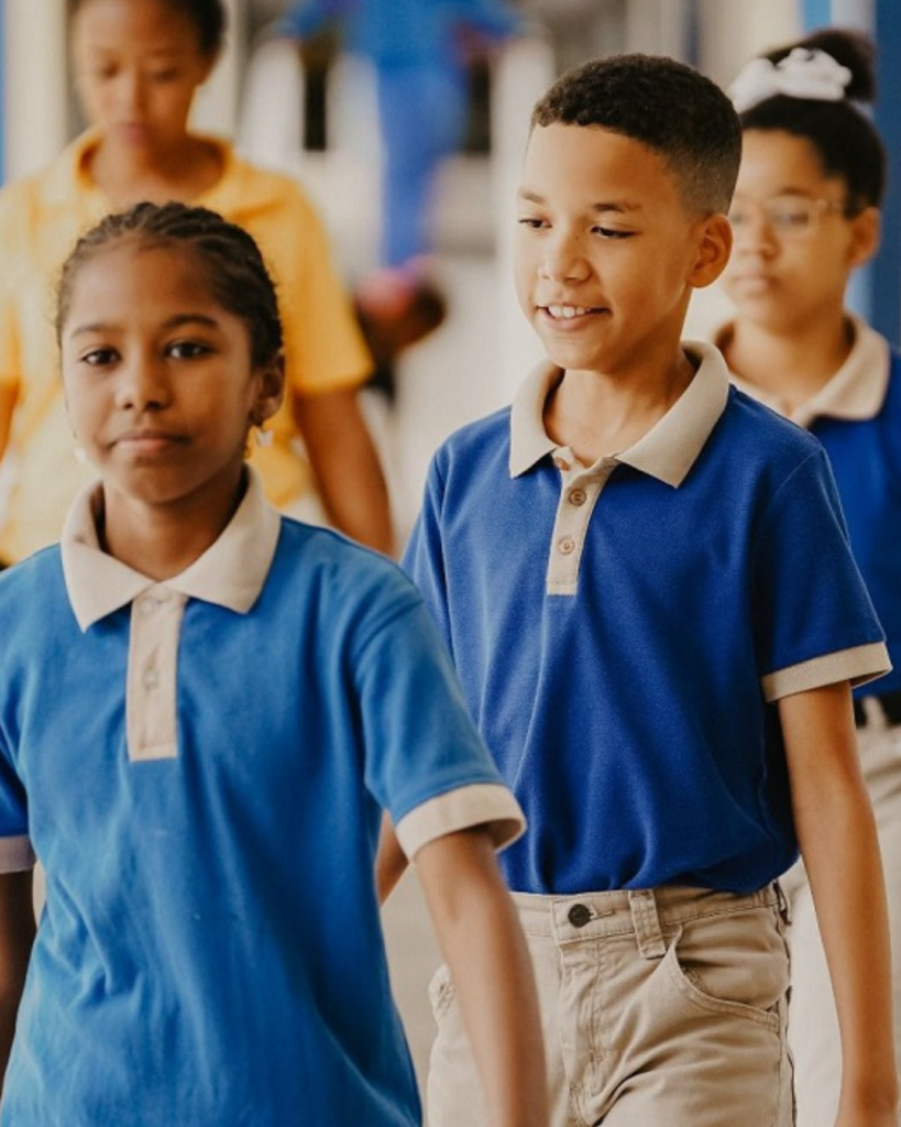 Estudiantes en una escuela pública